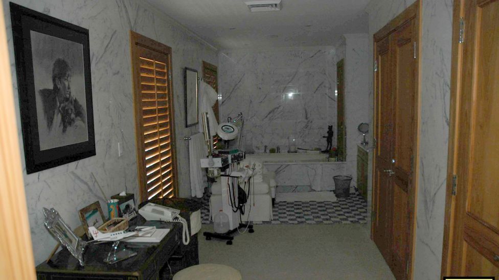 Фотография Гислен Максвелл висит в ванной в доме Джеффри Эпштейна во Флориде