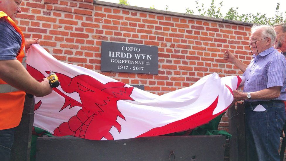A Hedd Wyn Plaque is unveiled in Flanders