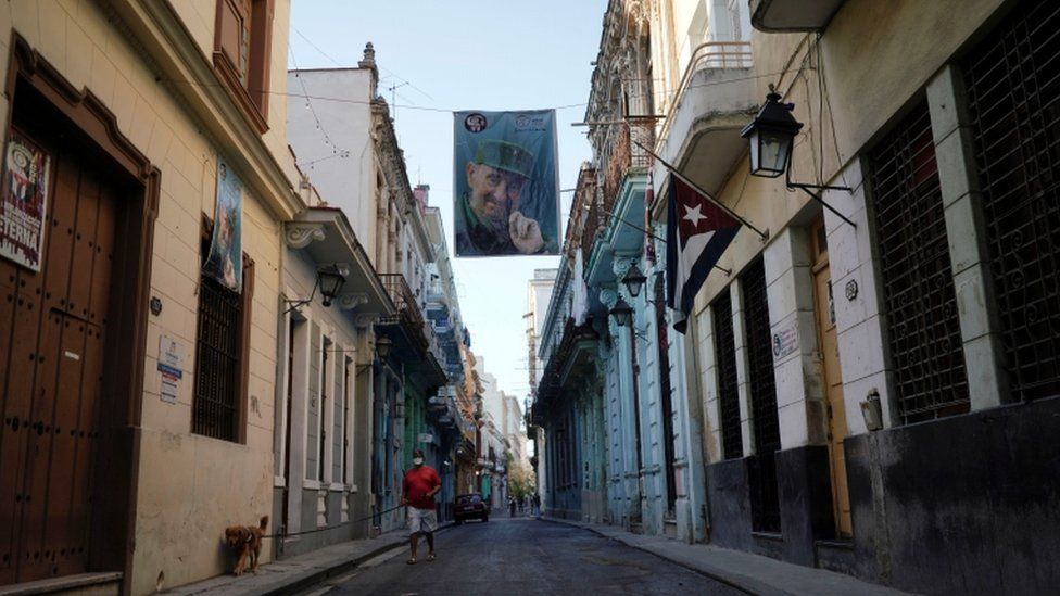 Баннер с портретом покойного президента Кубы Фиделя Кастро висит на улице в центре Гаваны, Куба