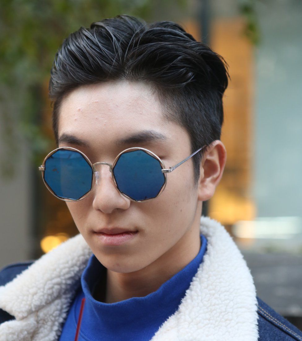 Joven coreano maquillado.