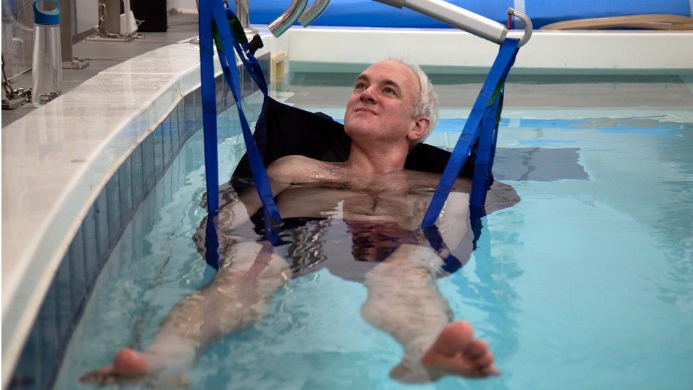 Джеймс Галлахер в бассейне с подогревом
