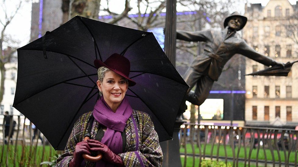 Kelly's widow Patricia Ward Kelly unveiled the statue of him swinging from a lamppost
