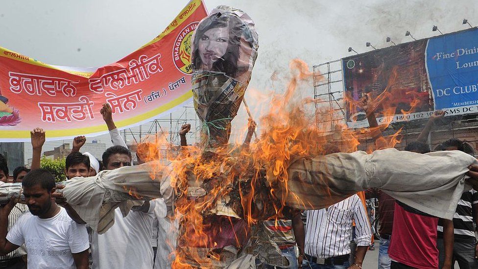Activists of Bhagwan Valmiki Shakti Sena shout slogans against the film Jism 2, as they burn an effigy of actress Sunny Leone and director Pooja Bhatt during a demonstration in Amritsar on July 31, 201
