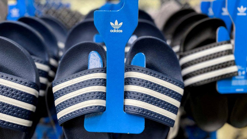 Товары Adidas на витрине в магазине.