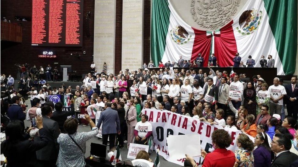 Раздаточная фотография, предоставленная Палатой депутатов показывает обычную сессию, состоявшуюся в Мехико, Мексика, 17 апреля 2022 г.