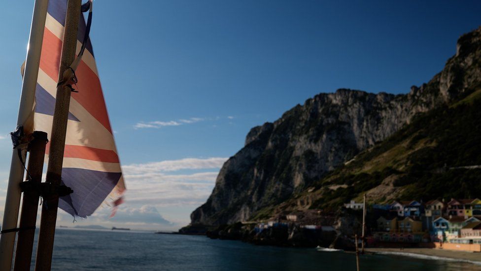 Британский флаг у скалистого берега