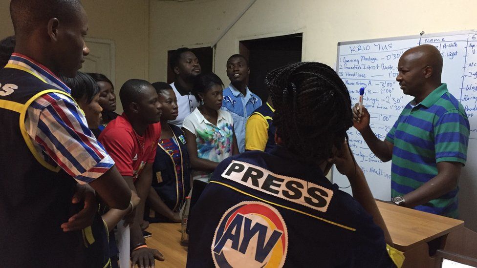 BBC journalist Joseph Warungu training young Sierra Leonean journalists