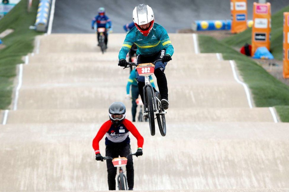 Flips and tricks in BMX freestyle finals at UCI championships - BBC News