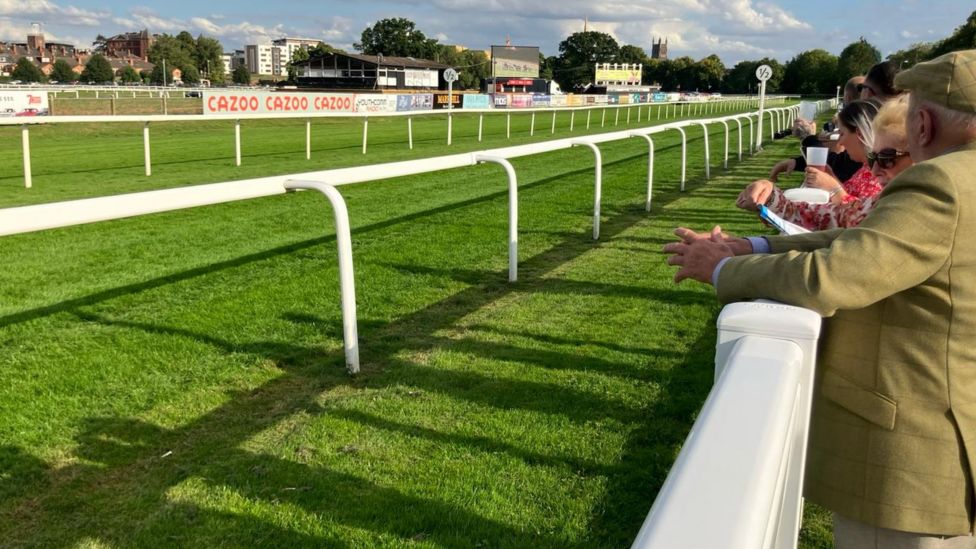 Ice baths and other measures to cool racehorses at Worcester - BBC News