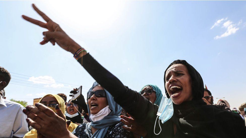 30 октября 2021 года суданцы проводят демонстрацию с требованием прекращения военной интервенции и передачи власти гражданскому населению в Хартуме, Судан.