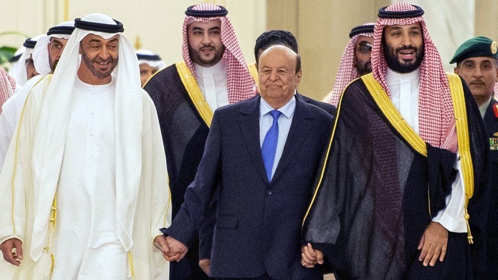 The crown princes of Abu Dhabi and Saudi Arabia, Mohammed bin Zayed Al Nahyan (L) and Mohammed bin Salman Al Saud (R), hold hands with Yemeni President Abdrabbuh Mansour Hadi in Riyadh (5 November 2019)