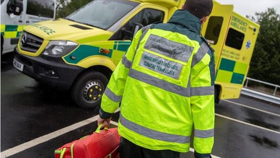 NHS Wales: Advanced paramedics try to ease pressures - BBC News