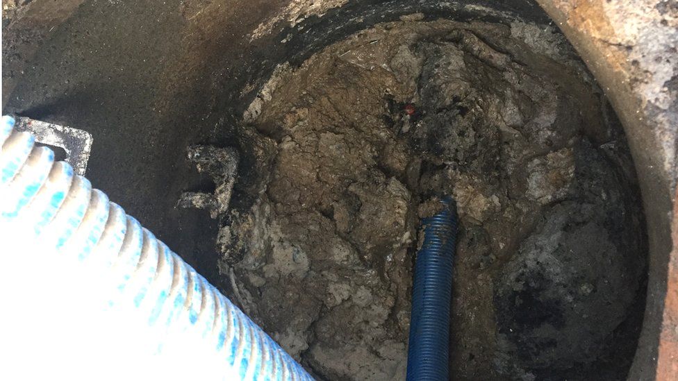 'Massive' fatberg in Newry takes five hours to clear - BBC News