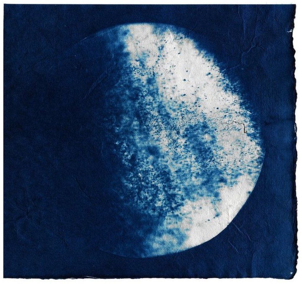 Цианотипическое изображение, сделанное Мариной Витальоне, демонстрирующее образец загрязненного воздуха с Беддингтон-лейн, Кройдон, Южный Лондон
