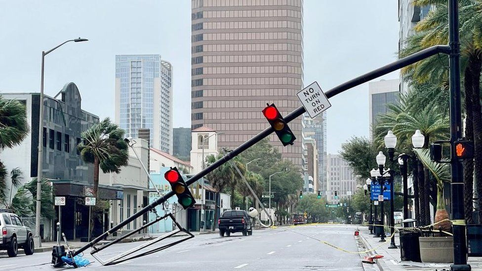 Светофор упал после урагана Ян в Орландо.