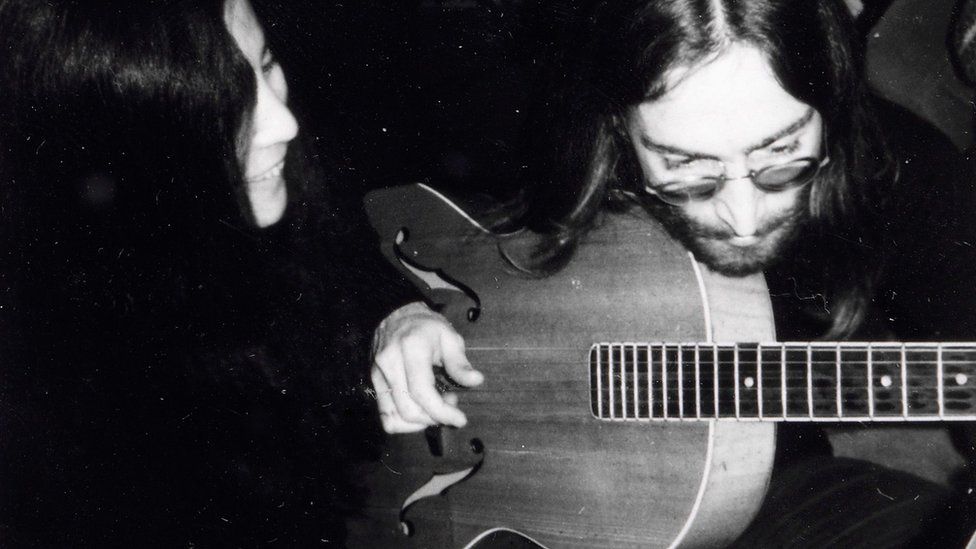Джон Леннон играет на гитаре