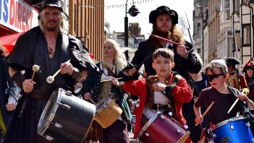 Weymouth Horde of pirates set to drop anchor at seaside resort BBC News