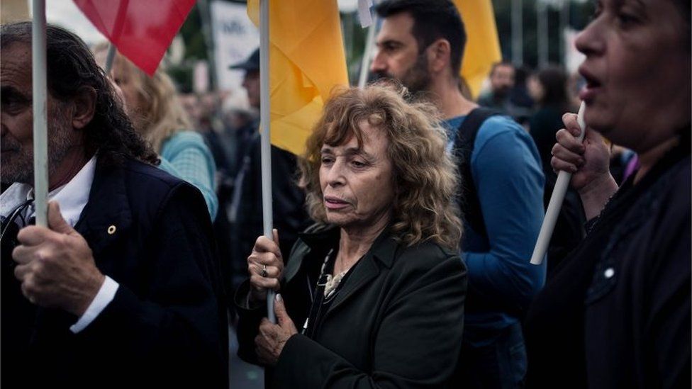 Protesters take part in a demonstration against the reform package in front of the Greek Parliament in Athens (22 May 2016)