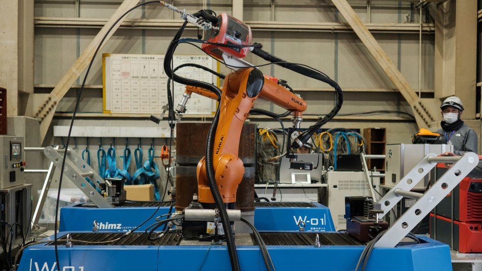 Shimizu demonstrating its construction robot, Robo-Welder