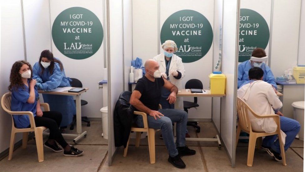 Люди получают прививку от Covid в Бейруте (февраль 2021 г.)