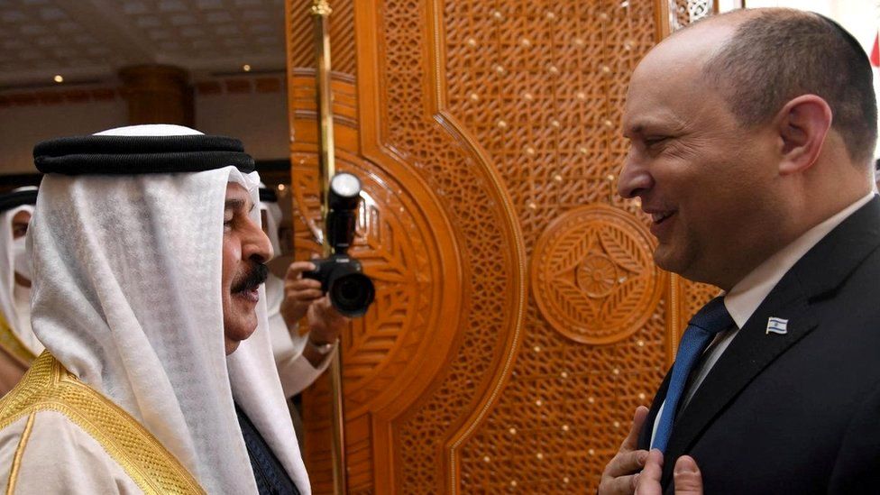 Король Бахрейна Хамад Аль Халифа (слева) встречается с премьер-министром Израиля Нафтали Беннетом (справа) в Манаме, Бахрейн (15 февраля 2022 г.)