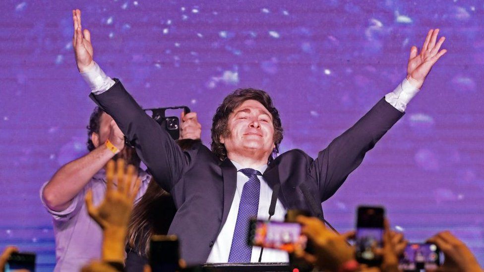 Аргентинский крайне правый либертарианский экономист и кандидат в президенты Хавьер Милей отмечает результаты первичных выборов в своей штаб-квартире в Буэнос-Айресе 13 августа 2023 года.
