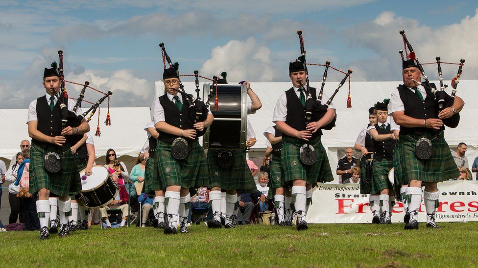 In pictures: Stranraer Lowland Gathering - BBC News