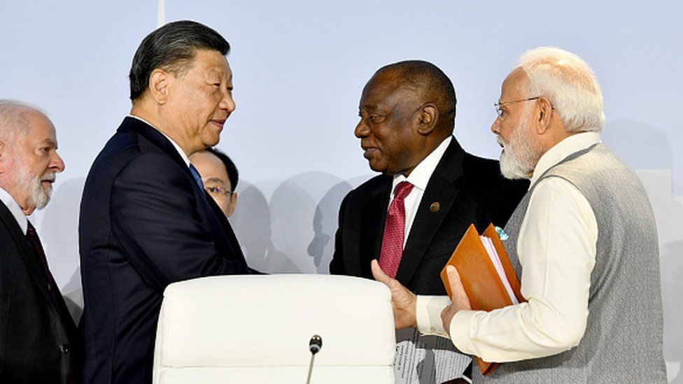 Председатель Китая Си Цзиньпин (2 слева), президент ЮАР Сирил Рамафоса (2 справа) и премьер-министр Индии Нарендра Моди (справа) принимают участие в 15-м саммите БРИКС в Йоханнесбурге, Южная Африка, 24 августа 2023 г.