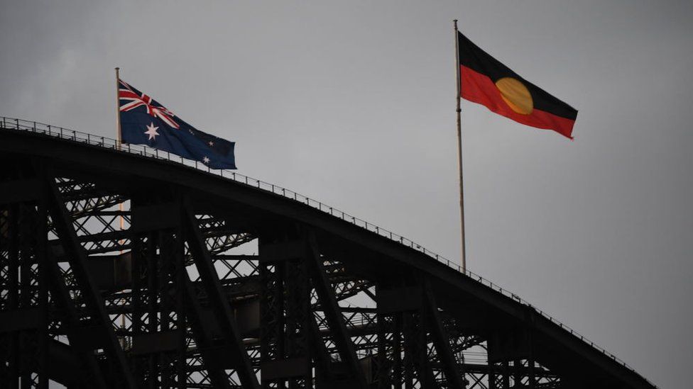Флаг аборигенов развевается на мосту Харбор-Бридж в Сиднее