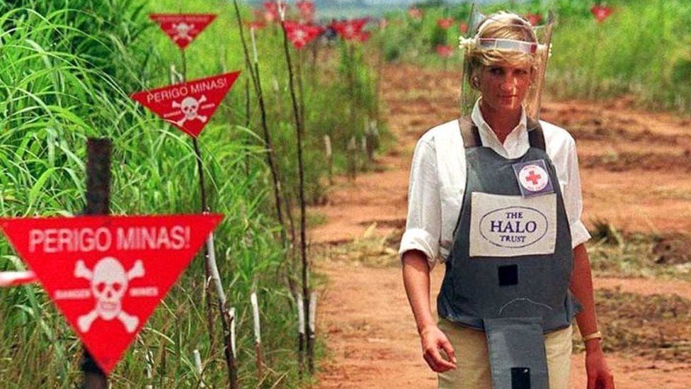 Princess Diana walking through an Angolan minefield