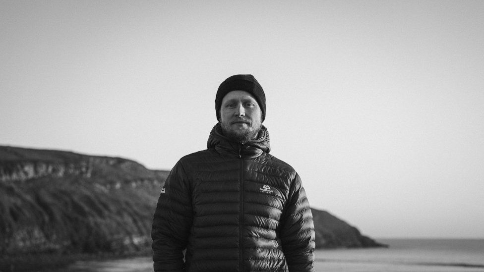 Lluniau Syrffwyr ymhlith tonnau ffyrnig Pen