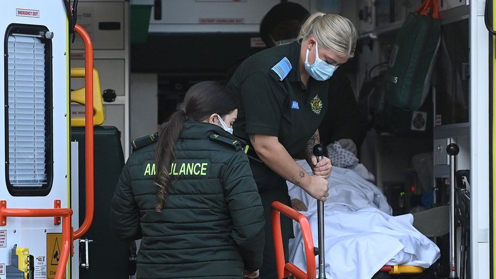 Personnel ambulancier du NHS devant un hôpital de Londres en décembre 2022