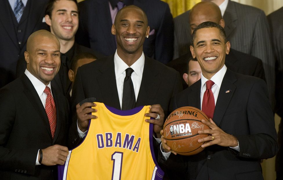 Former US President Barack Obama poses with Kobe Bryant and Derek Fisher