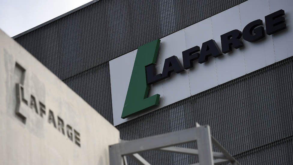 Логотип на заводе французской цементной компании Lafarge 7 апреля 2014 года в Париже