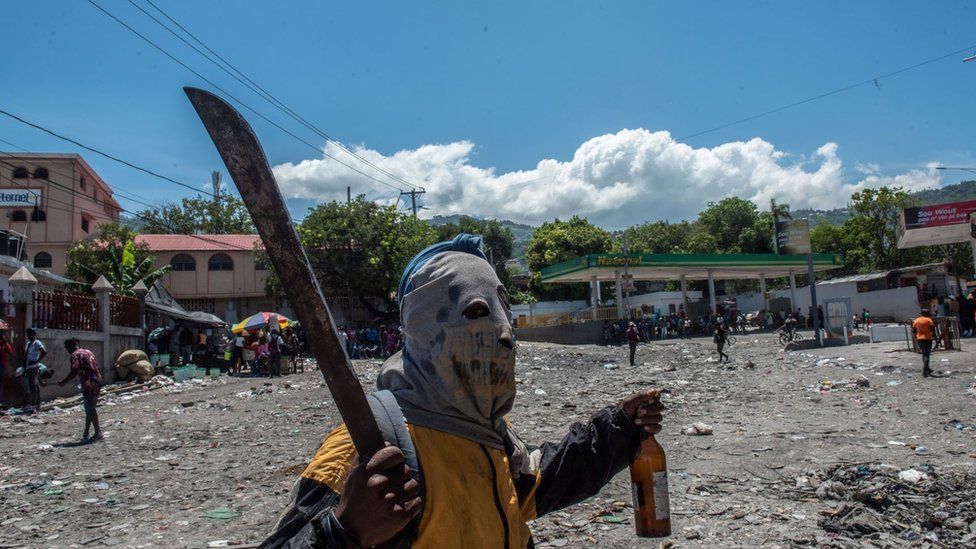Демонстрант держит мачете во время акции протеста в столице Гаити Порт-о-Пренс.