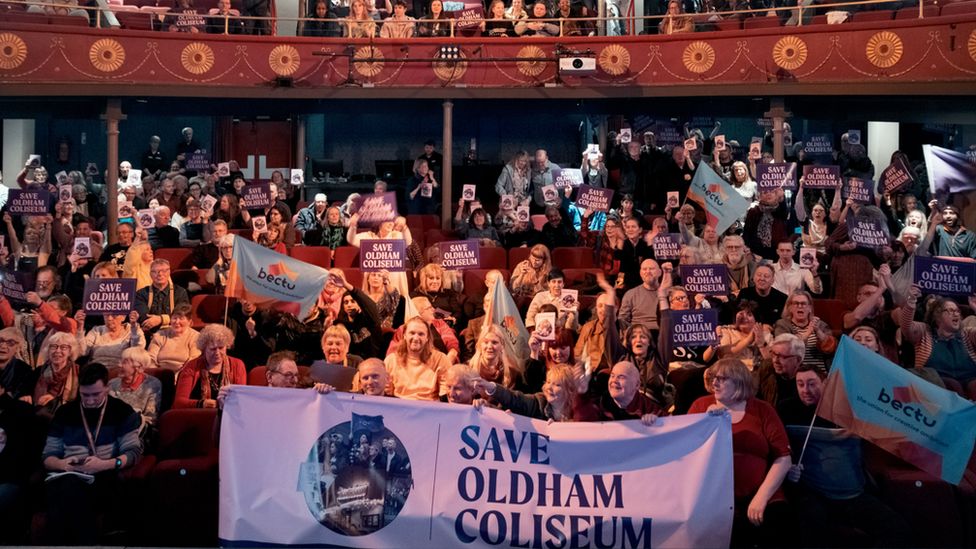 Miembros de la comunidad en la reunión pública de Equity para salvar el coliseo de Oldham