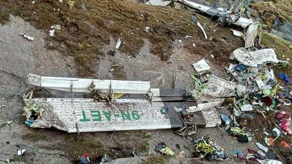 Обломки самолета Twin Otter, принадлежащего непальской авиакомпании Tara Air, лежали на склоне горы в Мустанге 30 мая 2022 года, через день после крушения.
