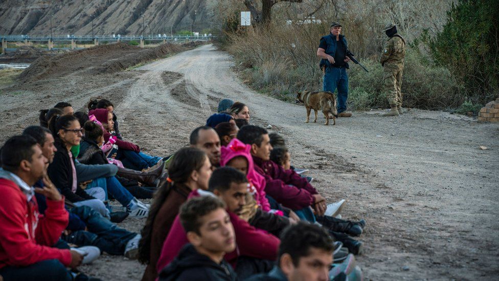 A group of about 30 Brazilian migrants who had just crossed the border in Sunland Park, New Mexico, on March 20, 2019, as they wait for US Border Patrol to pick them up