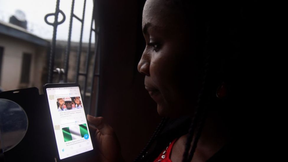 Молодая Нигерия получает доступ к информации в социальных сетях