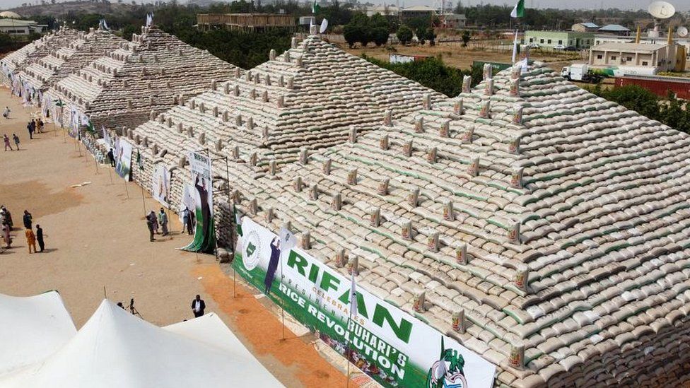 Пирамида рисовых мешков в Абудже