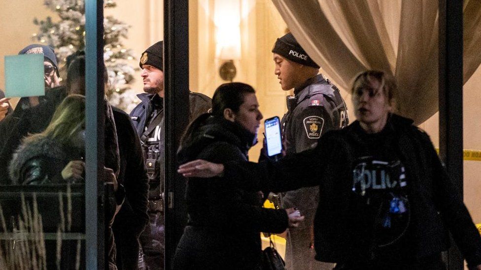 Полицейские эвакуируют жителей из здания, где произошла массовая стрельба в Канаде