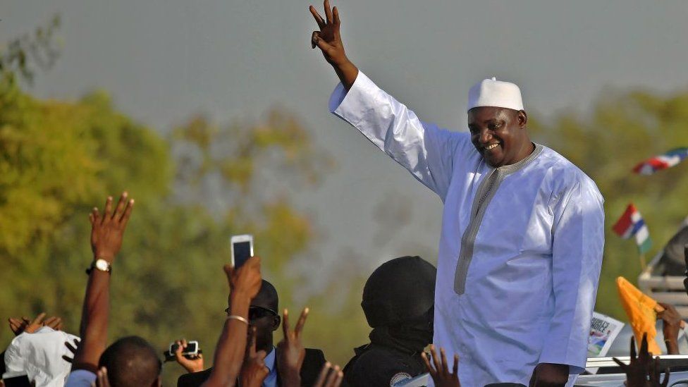 Президент Гамбии Адама Барроу машет сторонникам, покидая аэропорт в Банжуле 26 января 2017 года после возвращения из Сенегала