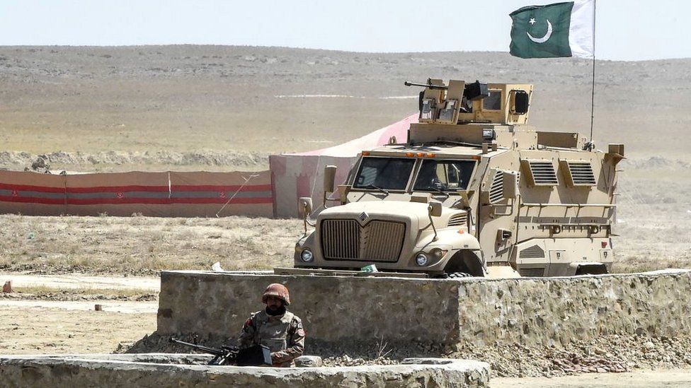 Сотрудники службы безопасности пакистанского пограничного корпуса стоят на страже в бункере возле недавно открытого торгового терминала Бадини, пункта пересечения границы между Пакистаном и Афганистаном в приграничном пакистанском городе Кила Сайфулла в юго-западной провинции Белуджистан 16 сентября 2020 года || |