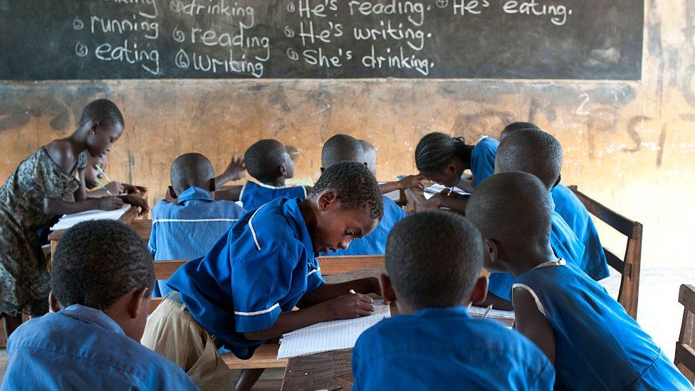 Дети в классе в Гане - архивный снимок