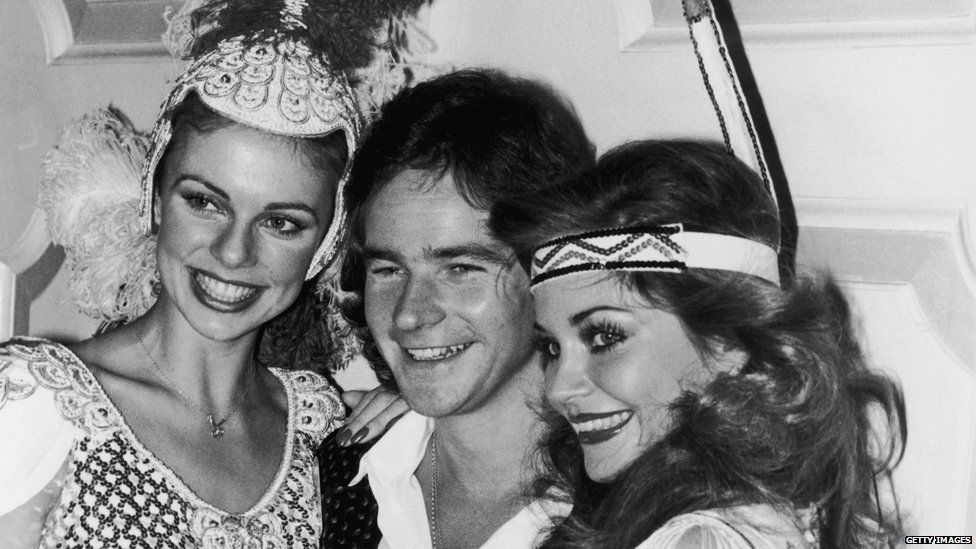 Barry Sheene with Madeleine Stringer (left) and Cindy Miller (right) in 1977