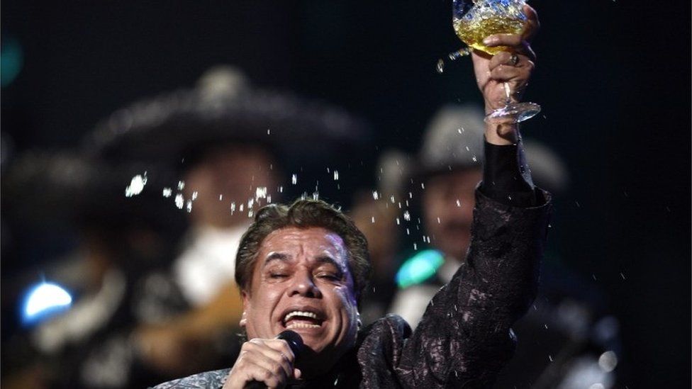 Juan Gabriel performs at the 10th Annual Latin Grammy Awards in Las Vegas (5/11/2009)