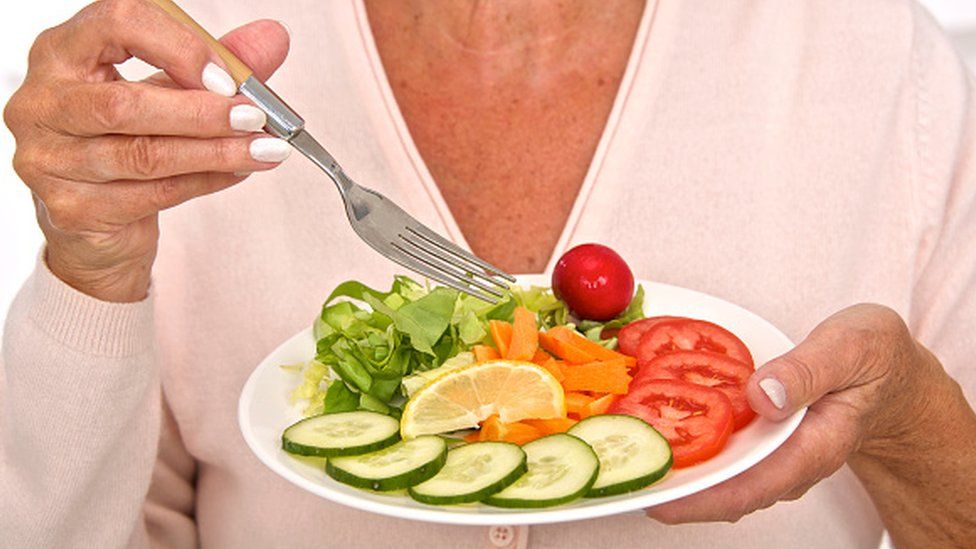 Mujer comiendo ensalada