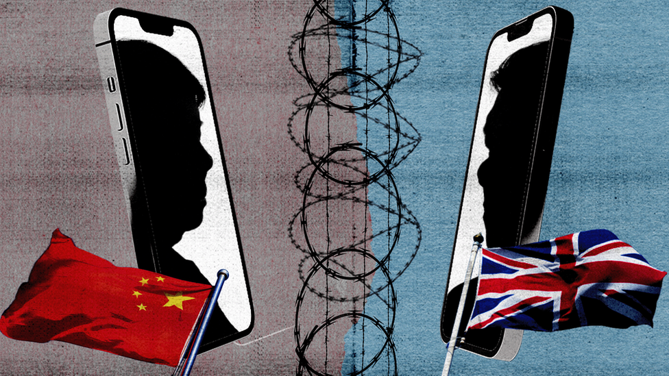 Рисунок, показывающий силуэты фигур на двух мобильных телефонах, один рядом с китайским флагом, а другой рядом с флагом Великобритании, разделенные петлями из колючей проволоки