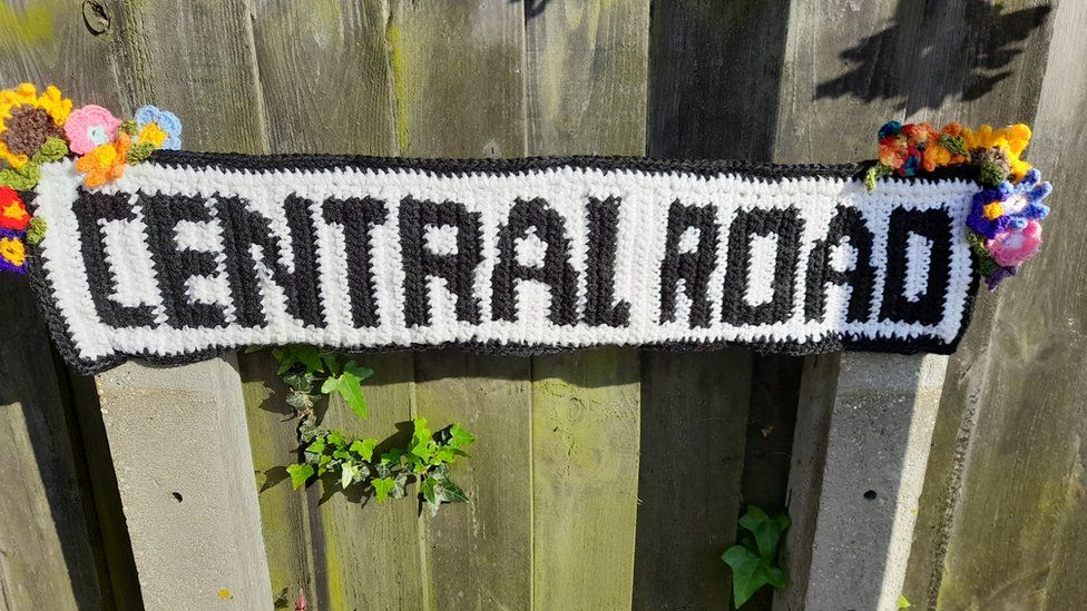 Crocheted Central Road sign