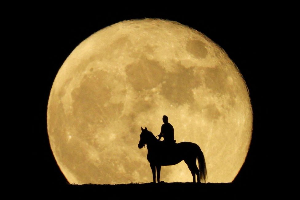 Jonay Ravelo dhe kali i tij Nivaria vëzhgojnë super hënën e njohur si Hëna Blu, nga një mal në Mogan, në jug të ishullit Gran Canaria, Spanjë, 31 gusht 2023.
